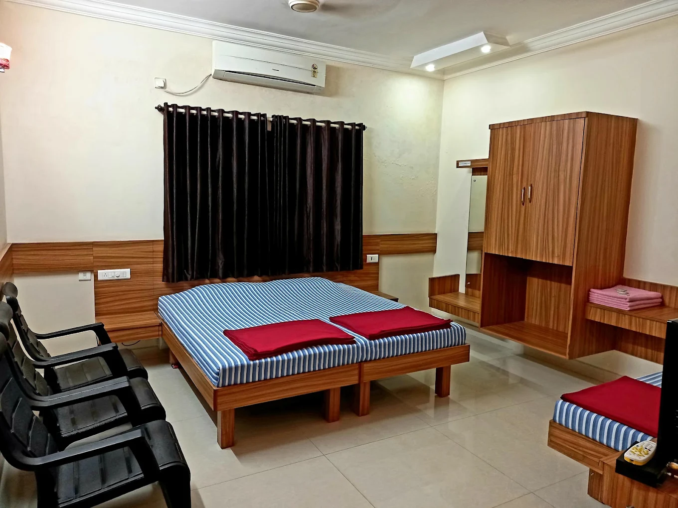 Deluxe room interior at Shrirathna Guest House
